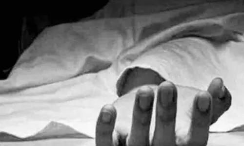 किसान की खेत में अल्युमिनियम रील लगाते समय बिजली की चपेट में आने से मौत