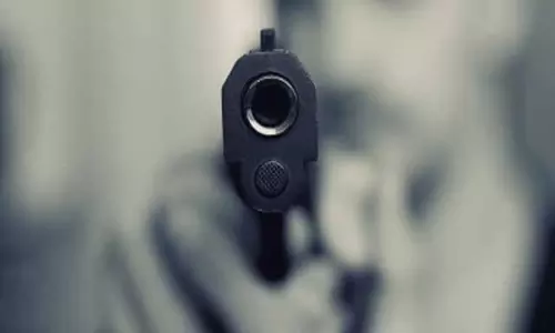 कर्ज विवाद पर दो गुटों के बीच दिनदहाड़े गोलीबारी, इलाके में फैली दहशत कर्ज विवाद पर दो गुटों के बीच दिनदहाड़े गोलीबारी, इलाके में फैली दहशत