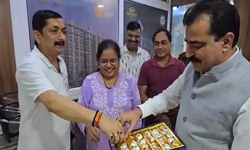 पीएम मोदी के संबोधन के बाद वाराणसी में बंटीं मिठाइयां, लोगों में दिखा उत्साह