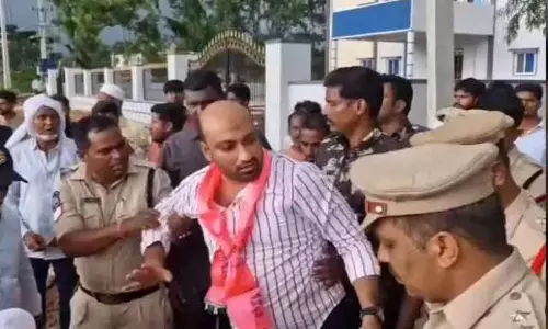 कोडंगल पुलिस ने कब्र गिराने के विरोध में बीआरएस नेताओं को गिरफ्तार किया