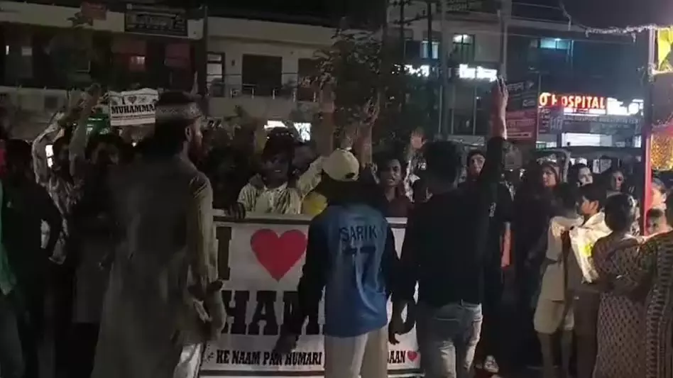 दुर्गा मंदिर के सामने मुस्लिम लड़कों ने लगाए भड़काऊ नारे, जुलूस के दौरान जमकर बवाल दुर्गा मंदिर के सामने मुस्लिम लड़कों ने लगाए भड़काऊ नारे, जुलूस के दौरान जमकर बवाल
