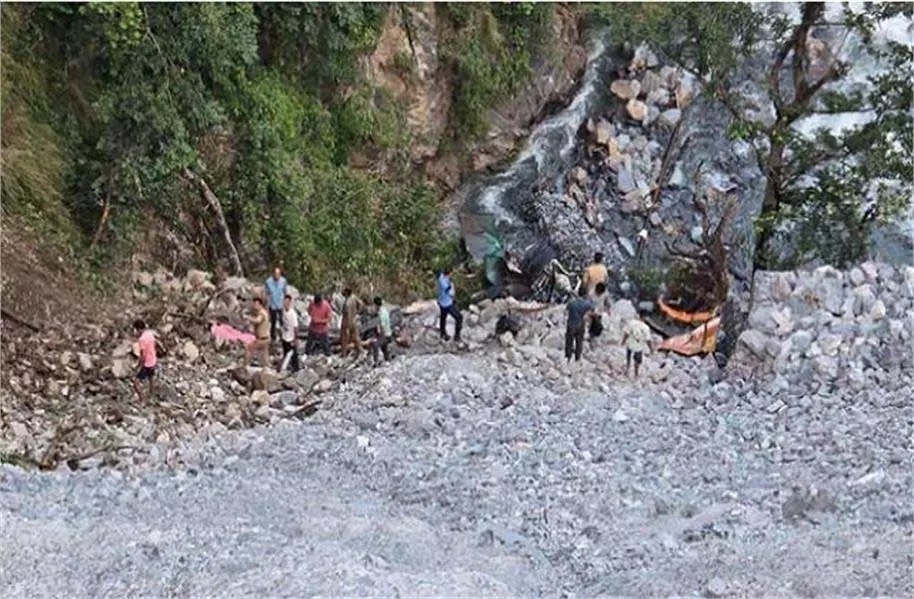 Uttarakhand:अनियंत्रित होकर गहरी खाई में गिरा वाहन,चालक की मौत Uttarakhand:अनियंत्रित होकर गहरी खाई में गिरा वाहन,चालक की मौत