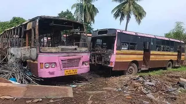 वेलाचेरी में सरकारी बसों की आमने-सामने की टक्कर : 8 घायल वेलाचेरी में सरकारी बसों की आमने-सामने की टक्कर : 8 घायल