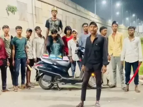 तलवार से मनाया जानू भाई का बर्थडे, 15 बदमाश दोस्त गिरफ्तार तलवार से मनाया जानू भाई का बर्थडे, 15 बदमाश दोस्त गिरफ्तार