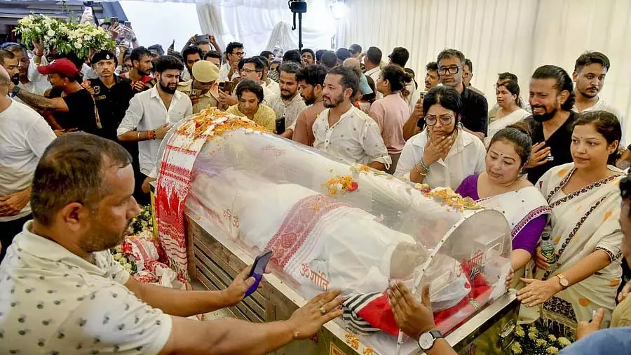 Guwahati : स्टेडियम में जुबीन गर्ग को अंतिम विदाई देने के लिए प्रशंसकों की भारी भीड़ उमड़ी Guwahati : स्टेडियम में जुबीन गर्ग को अंतिम विदाई देने के लिए प्रशंसकों की भारी भीड़ उमड़ी