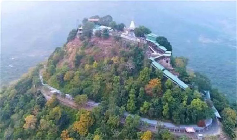 Maihar: नवरात्रि के पहले दिन मां शारदा के जयकारों से गूंज उठा धाम Maihar: नवरात्रि के पहले दिन मां शारदा के जयकारों से गूंज उठा धाम