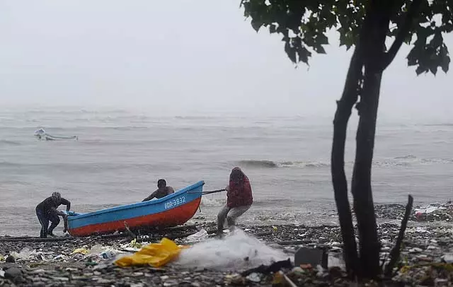 Kerala : समुद्र तट पर मछुआरे के जाल में फंसी सांप की मूर्तियां Kerala : समुद्र तट पर मछुआरे के जाल में फंसी सांप की मूर्तियां