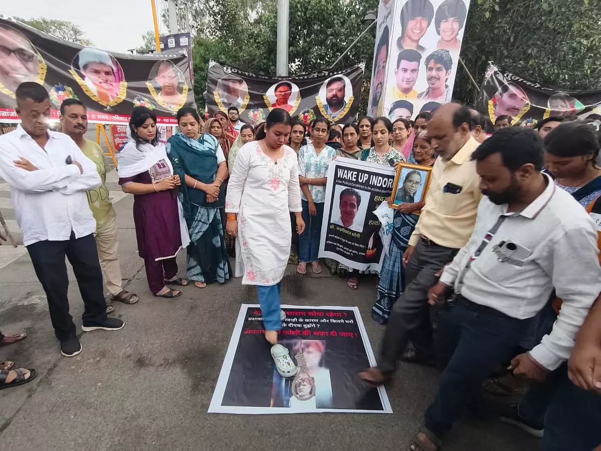 इंदौर एयरपोर्ट रोड ट्रक हादसा: सहानुभूति की कमी से परिवार और स्थानीय लोग नाराज़ इंदौर एयरपोर्ट रोड ट्रक हादसा: सहानुभूति की कमी से परिवार और स्थानीय लोग नाराज़