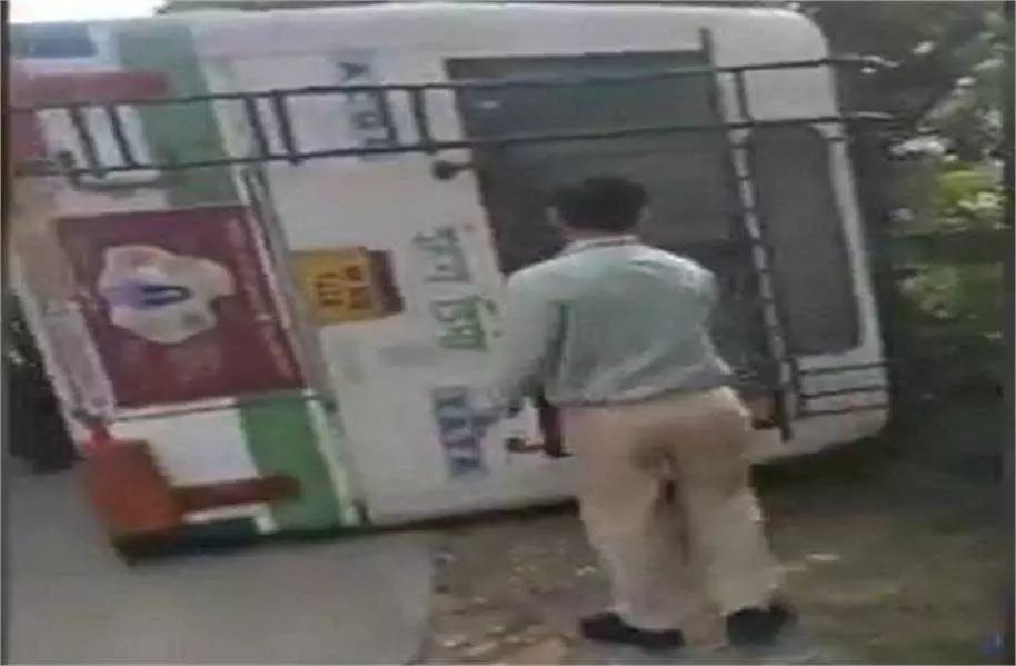 Himachal: यात्रियों से भरी HRTC बस पलटी, 40 लोग घायल Himachal: यात्रियों से भरी HRTC बस पलटी, 40 लोग घायल