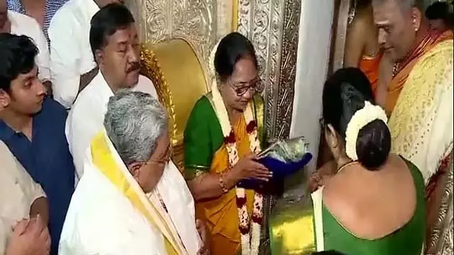दशहरा के उद्घाटन से पहले देवी चामुंडी की विशेष पूजा: CM, लेखिका बानू मुश्ताक शामिल दशहरा के उद्घाटन से पहले देवी चामुंडी की विशेष पूजा: CM, लेखिका बानू मुश्ताक शामिल