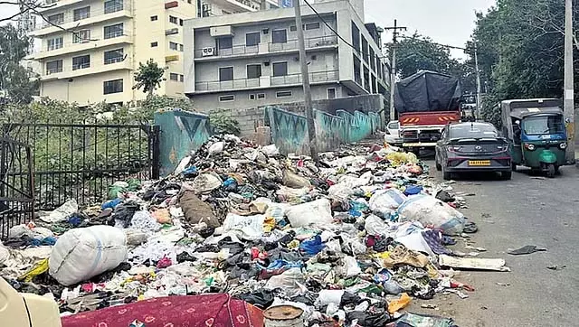 कचरा संग्रहण वाहनों की कमी: होरामवु निवासी खाली स्थानों पर कचरा फेंक रहे है कचरा संग्रहण वाहनों की कमी: होरामवु निवासी खाली स्थानों पर कचरा फेंक रहे है
