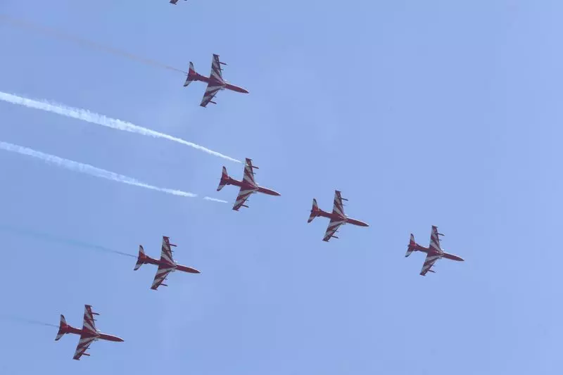भारतीय वायुसेना के शो में हैरतअंगेज हवाई करतब ने 20,000 दर्शकों को मंत्रमुग्ध कर दिया भारतीय वायुसेना के शो में हैरतअंगेज हवाई करतब ने 20,000 दर्शकों को मंत्रमुग्ध कर दिया