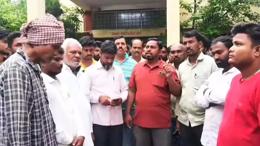 Karnataka : कलबुर्गी के यादरामी में दीवार गिरने से लड़की की मौत के बाद विरोध प्रदर्शन शुरू Karnataka : कलबुर्गी के यादरामी में दीवार गिरने से लड़की की मौत के बाद विरोध प्रदर्शन शुरू