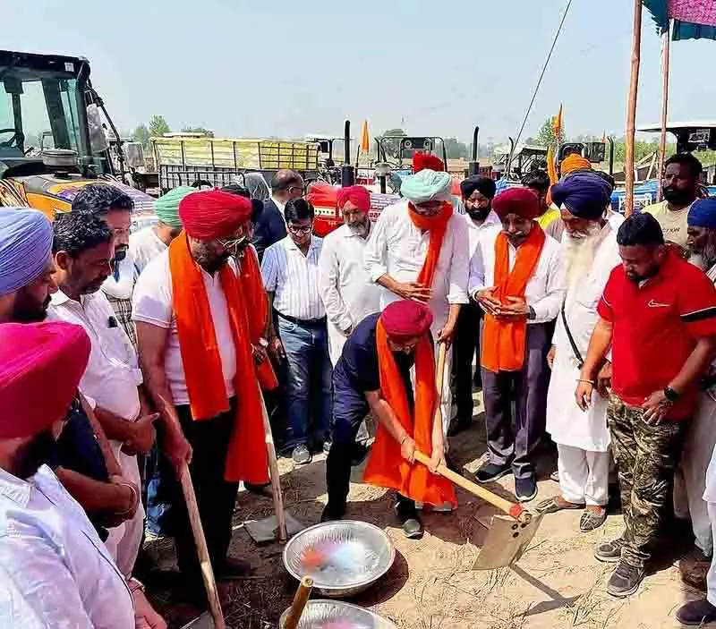 MP Vikramjit Singh Sawhney ने अजनाला में बड़े पैमाने पर गाद निकालने के अभियान का शुभारंभ किया MP Vikramjit Singh Sawhney ने अजनाला में बड़े पैमाने पर गाद निकालने के अभियान का शुभारंभ किया