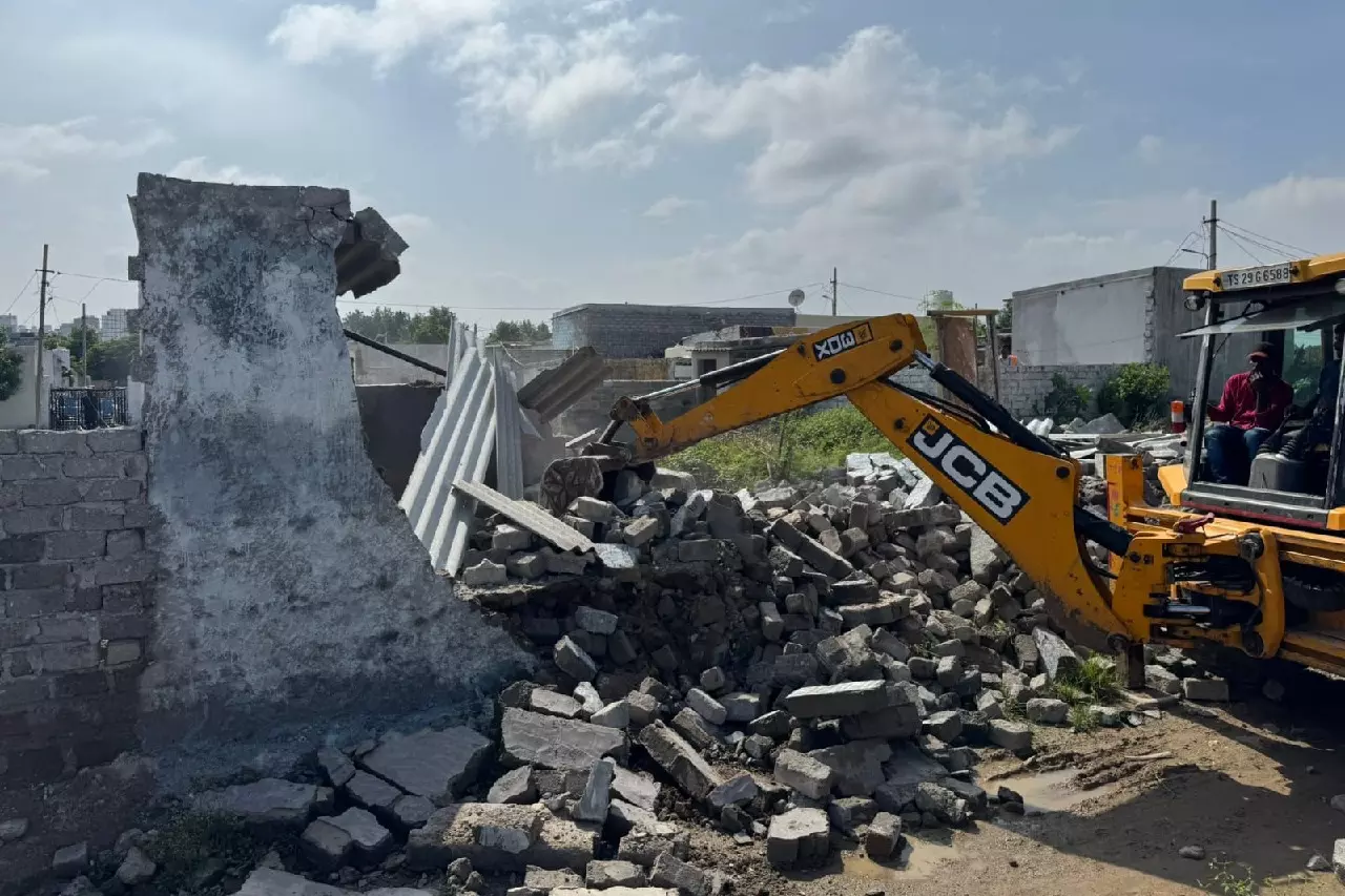 Hyderabad में हाइड्रा ने अतिक्रमित सरकारी भूमि को ध्वस्त किया Hyderabad में हाइड्रा ने अतिक्रमित सरकारी भूमि को ध्वस्त किया