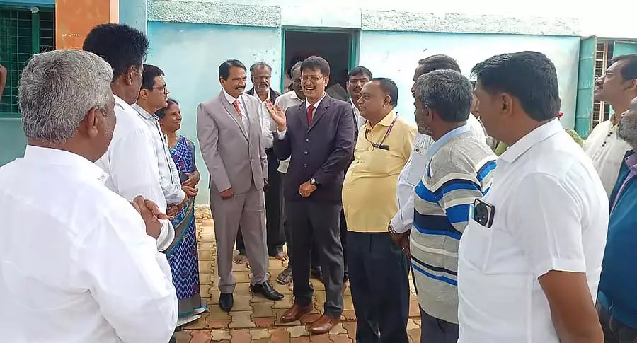 Shidlaghatta: न्यायाधीश ने सरकारी स्कूल का दौरा किया Shidlaghatta: न्यायाधीश ने सरकारी स्कूल का दौरा किया