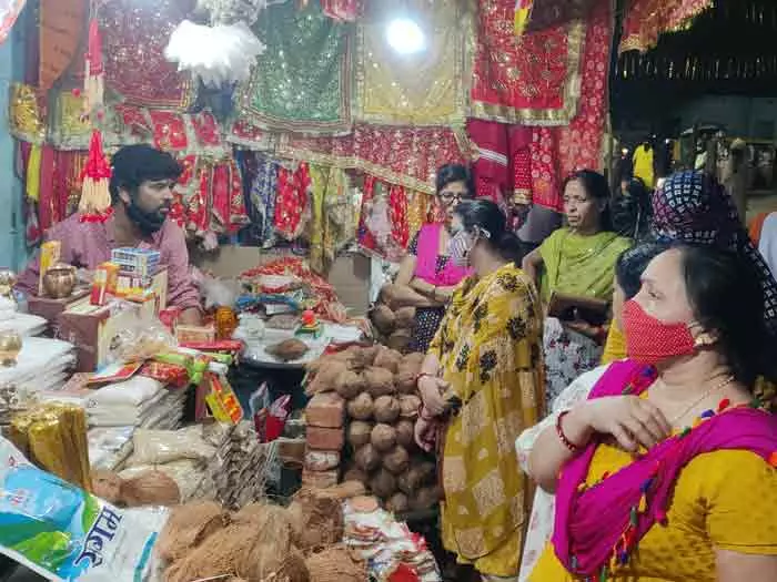 Bareilly: पूजन सामग्री खरीदने उमड़े लोग, नवरात्रि के पहले बाजार में रौनक Bareilly: पूजन सामग्री खरीदने उमड़े लोग, नवरात्रि के पहले बाजार में रौनक