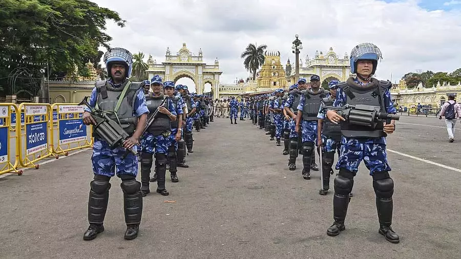 बानू मुश्ताक द्वारा मैसूर दशहरा उद्घाटन से पहले चामुंडी हिल्स पर भारी सुरक्षा व्यवस्था लागू बानू मुश्ताक द्वारा मैसूर दशहरा उद्घाटन से पहले चामुंडी हिल्स पर भारी सुरक्षा व्यवस्था लागू
