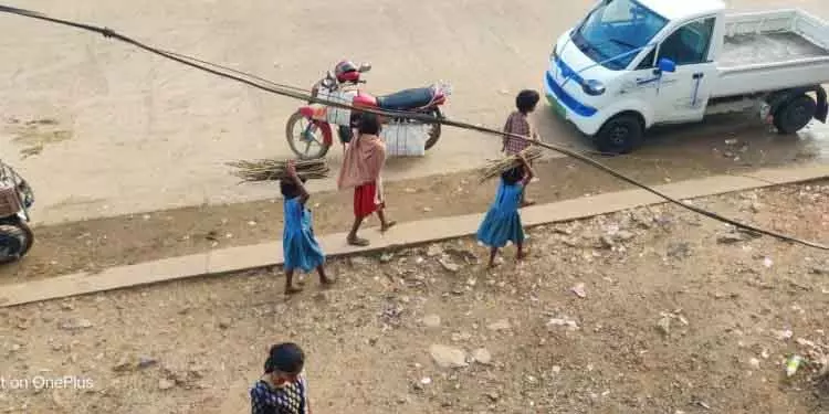 Hatadihi गरीबी से स्कूली बच्चों का बचपन सड़क पर फेरी लगाने में बदल रहा Hatadihi गरीबी से स्कूली बच्चों का बचपन सड़क पर फेरी लगाने में बदल रहा