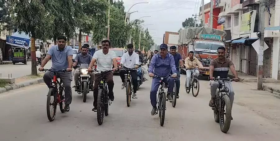 Mulabagilu : उपायुक्त का साइकिल से शहर भ्रमण Mulabagilu : उपायुक्त का साइकिल से शहर भ्रमण