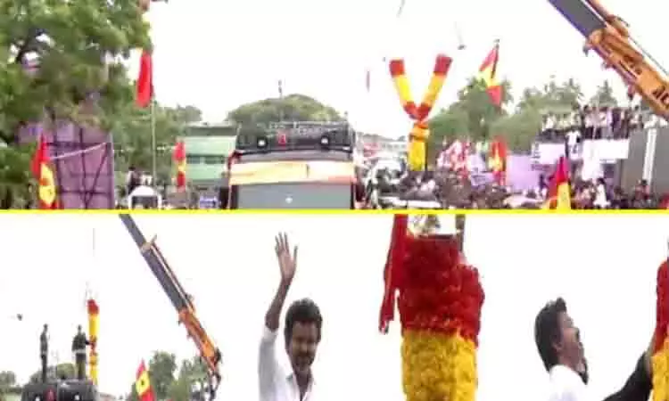 Tiruvarur चुनाव प्रचार में विजय को क्रेन से माला पहनाने पर चार पर मामला दर्ज Tiruvarur चुनाव प्रचार में विजय को क्रेन से माला पहनाने पर चार पर मामला दर्ज