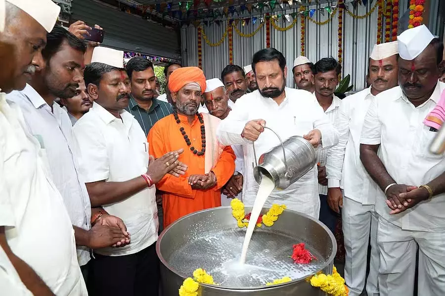 डेयरी फार्मिंग से आर्थिक स्थिति में सुधार होता है: Laxman Savadi डेयरी फार्मिंग से आर्थिक स्थिति में सुधार होता है: Laxman Savadi