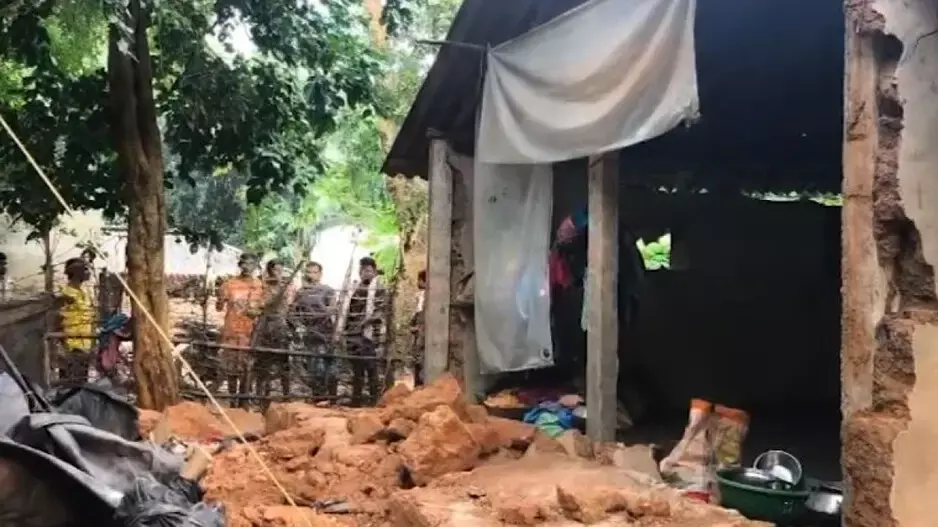 ओडिशा के बालासोर में दीवार गिरने से दंपत्ति की मौत, नाबालिग बेटी गंभीर ओडिशा के बालासोर में दीवार गिरने से दंपत्ति की मौत, नाबालिग बेटी गंभीर