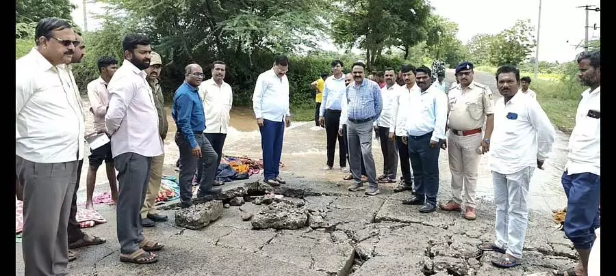 भारी बारिश: कनकनाल गांव में भारी पानी, पुल डूबा भारी बारिश: कनकनाल गांव में भारी पानी, पुल डूबा