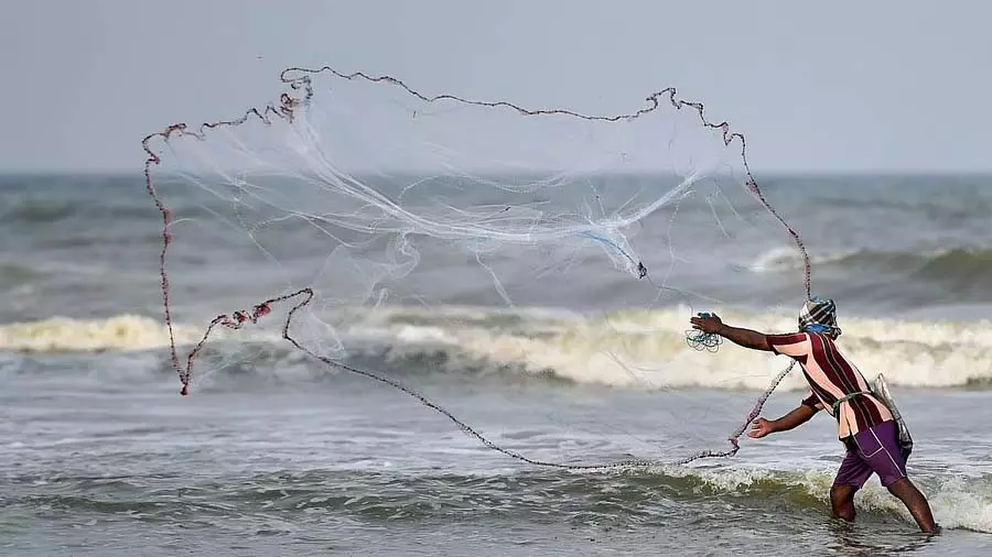 Kerala तट पर मछुआरे ने जाल में फंसी नाग की मूर्तियाँ Kerala तट पर मछुआरे ने जाल में फंसी नाग की मूर्तियाँ
