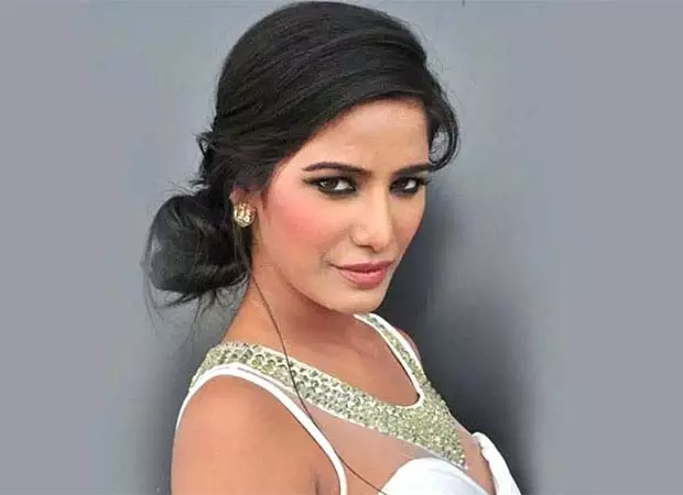 रामलीला में मंदोदरी की भूमिका निभाने वाली Poonam Pandey को वीएचपी की प्रतिक्रिया का सामना रामलीला में मंदोदरी की भूमिका निभाने वाली Poonam Pandey को वीएचपी की प्रतिक्रिया का सामना