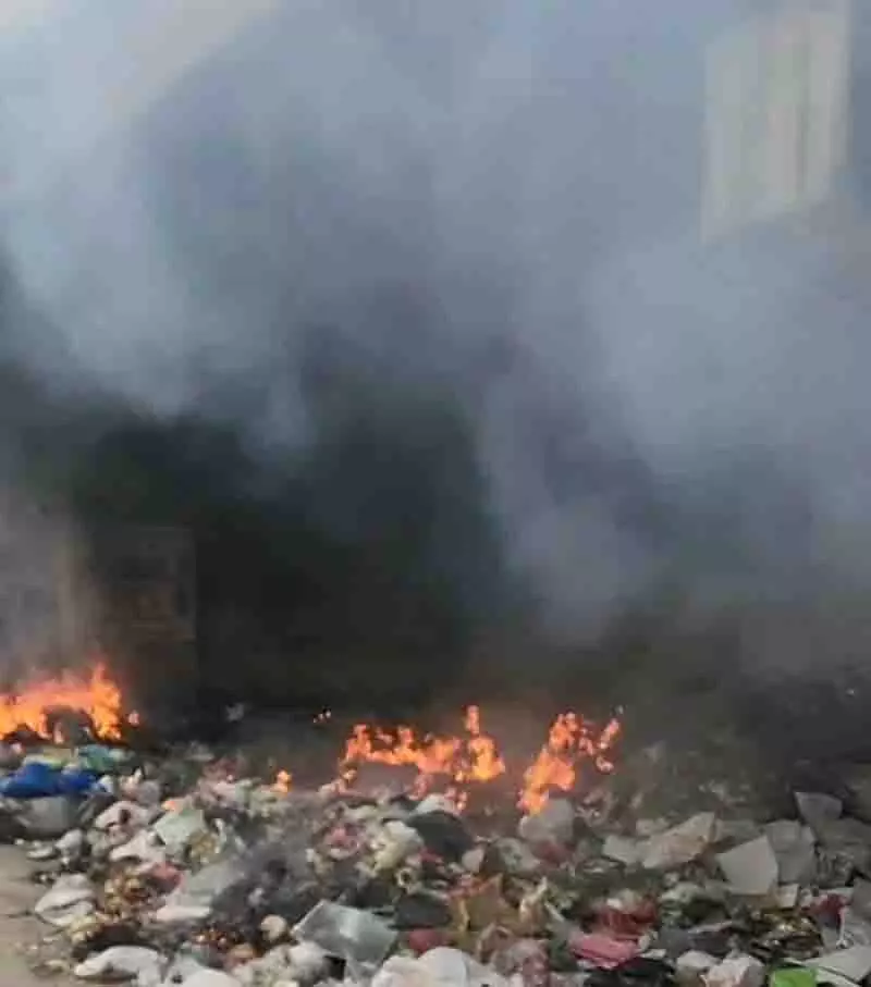 Ludhiana में कूड़ा जलाने पर रोक नहीं, लोग हांफ रहे Ludhiana में कूड़ा जलाने पर रोक नहीं, लोग हांफ रहे