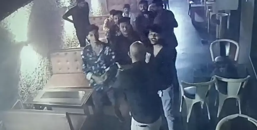 मामा सट्टा किंग और भांजा बदमाश, जूक क्लब में मारपीट का वीडियो वायरल मामा सट्टा किंग और भांजा बदमाश, जूक क्लब में मारपीट का वीडियो वायरल