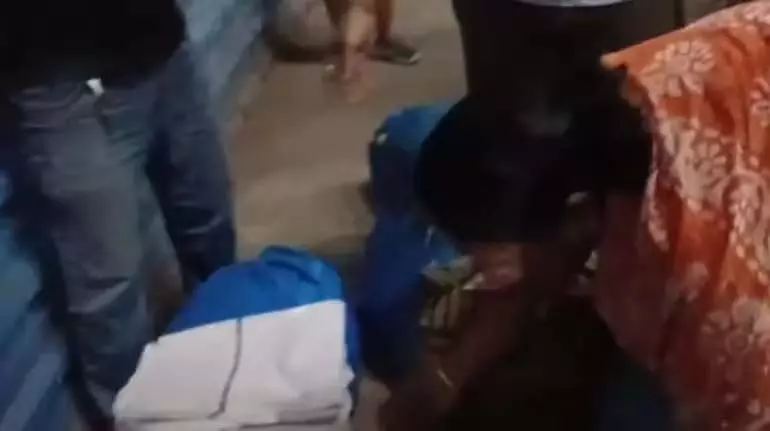 Purshottam Express के प्रथम एसी कोच से चादरें चुराने के आरोप में परिवार गिरफ्तार Purshottam Express के प्रथम एसी कोच से चादरें चुराने के आरोप में परिवार गिरफ्तार