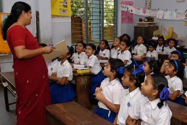 घटते नामांकन और Kerala शिक्षा विभाग की आधार-लिंक्ड खामियों के कारण 4,090 शिक्षक पद खत्म घटते नामांकन और Kerala शिक्षा विभाग की आधार-लिंक्ड खामियों के कारण 4,090 शिक्षक पद खत्म