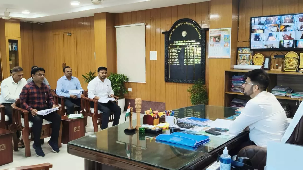 कलेक्टर ने की खाद भण्डारण और वितरण की समीक्षा कलेक्टर ने की खाद भण्डारण और वितरण की समीक्षा
