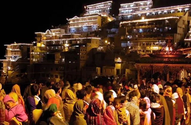 Jammu: वैष्णो देवी दरबार में श्रद्धालुओं का सैलाब Jammu: वैष्णो देवी दरबार में श्रद्धालुओं का सैलाब