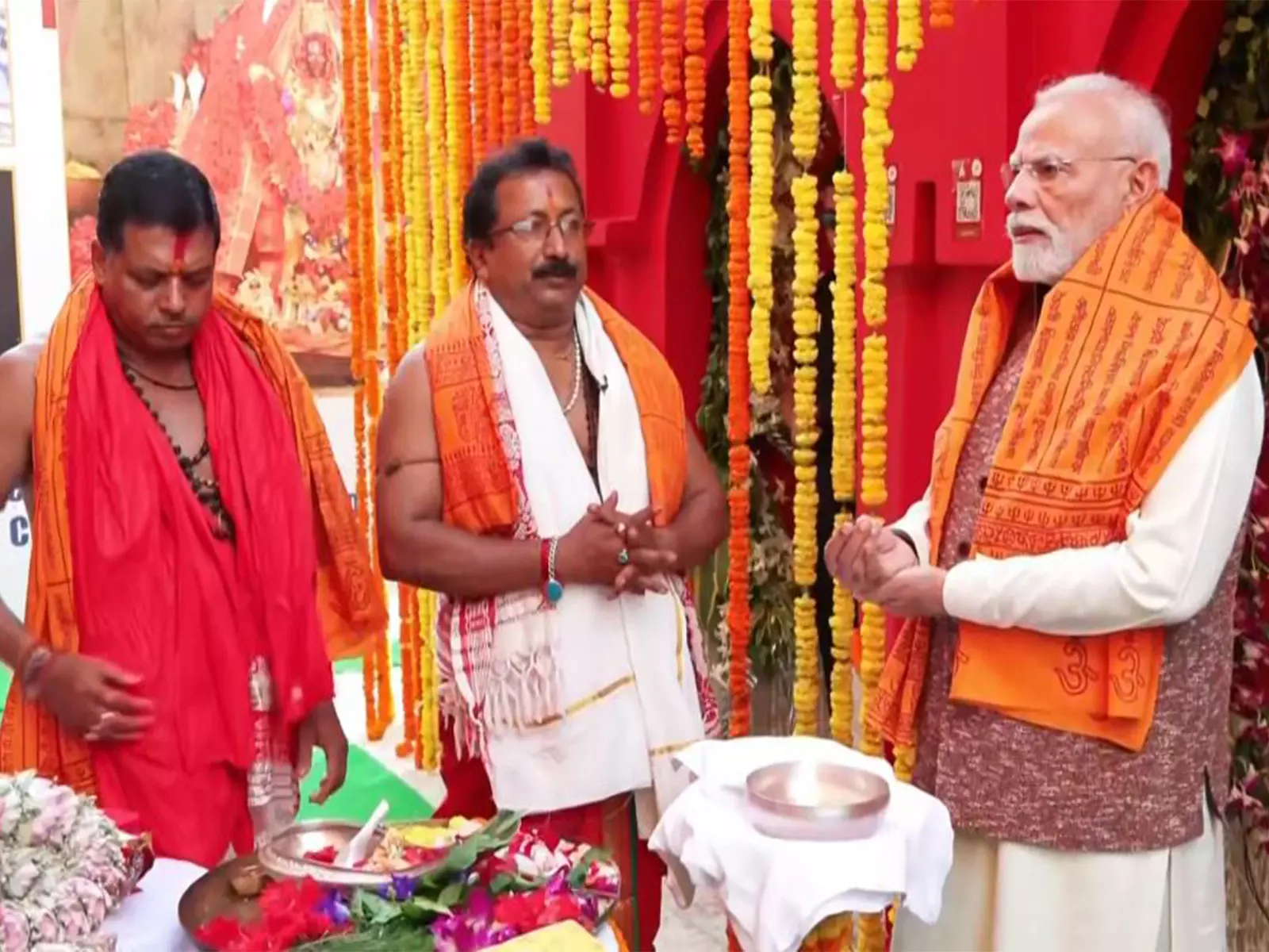 PM मोदी ने त्रिपुरा में माता त्रिपुर सुंदरी मंदिर में पूजा-अर्चना की PM मोदी ने त्रिपुरा में माता त्रिपुर सुंदरी मंदिर में पूजा-अर्चना की