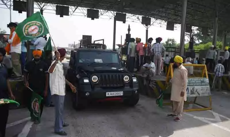 सड़कों की मरम्मत में देरी को लेकर किसानों ने Ladhowal टोल प्लाजा फ्री कराया सड़कों की मरम्मत में देरी को लेकर किसानों ने Ladhowal टोल प्लाजा फ्री कराया