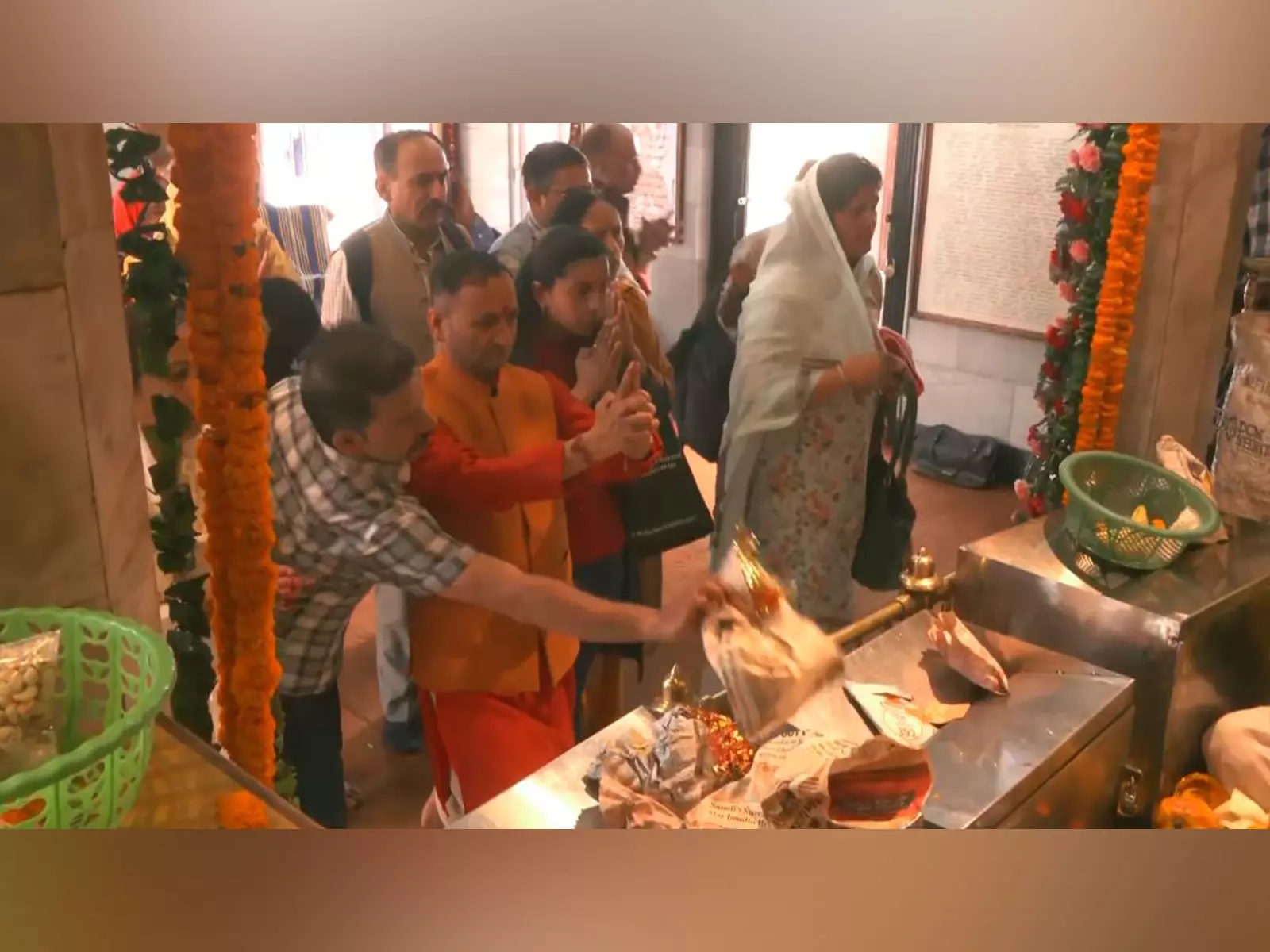 नवरात्रि के पहले दिन शिमला के ऐतिहासिक कालीबाड़ी मंदिर में उमड़ी श्रद्धालुओं की भीड़ नवरात्रि के पहले दिन शिमला के ऐतिहासिक कालीबाड़ी मंदिर में उमड़ी श्रद्धालुओं की भीड़