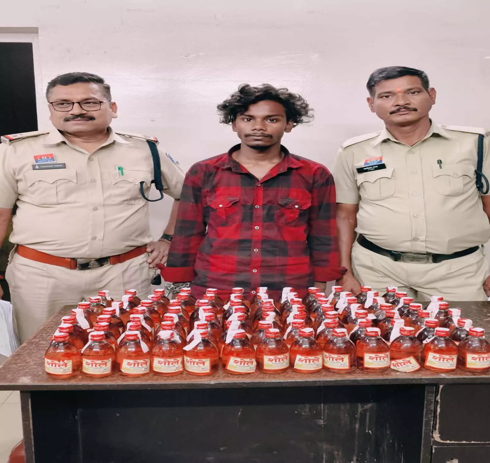 खमतराई पुलिस की बड़ी कार्रवाई: 87 पौवा देशी मदिरा मसाला के साथ युवक गिरफ्तार खमतराई पुलिस की बड़ी कार्रवाई: 87 पौवा देशी मदिरा मसाला के साथ युवक गिरफ्तार