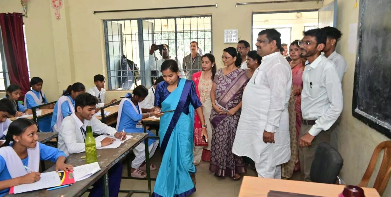 स्कूल शिक्षा मंत्री गजेन्द्र यादव ने दुर्ग के सिकोलाभांठा स्कूल का किया निरीक्षण स्कूल शिक्षा मंत्री गजेन्द्र यादव ने दुर्ग के सिकोलाभांठा स्कूल का किया निरीक्षण