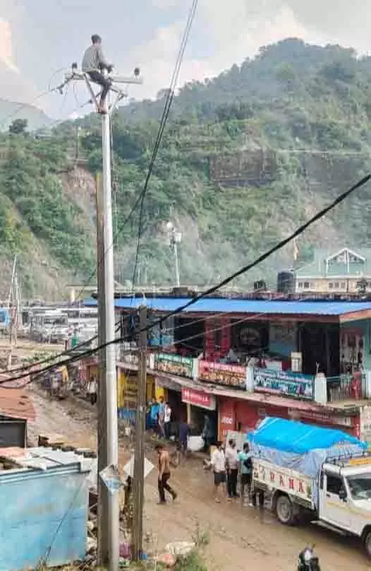 Mandi के धरमपुर क्षेत्र में बिजली आपूर्ति बहाल होने से निवासियों को राहत मिली Mandi के धरमपुर क्षेत्र में बिजली आपूर्ति बहाल होने से निवासियों को राहत मिली