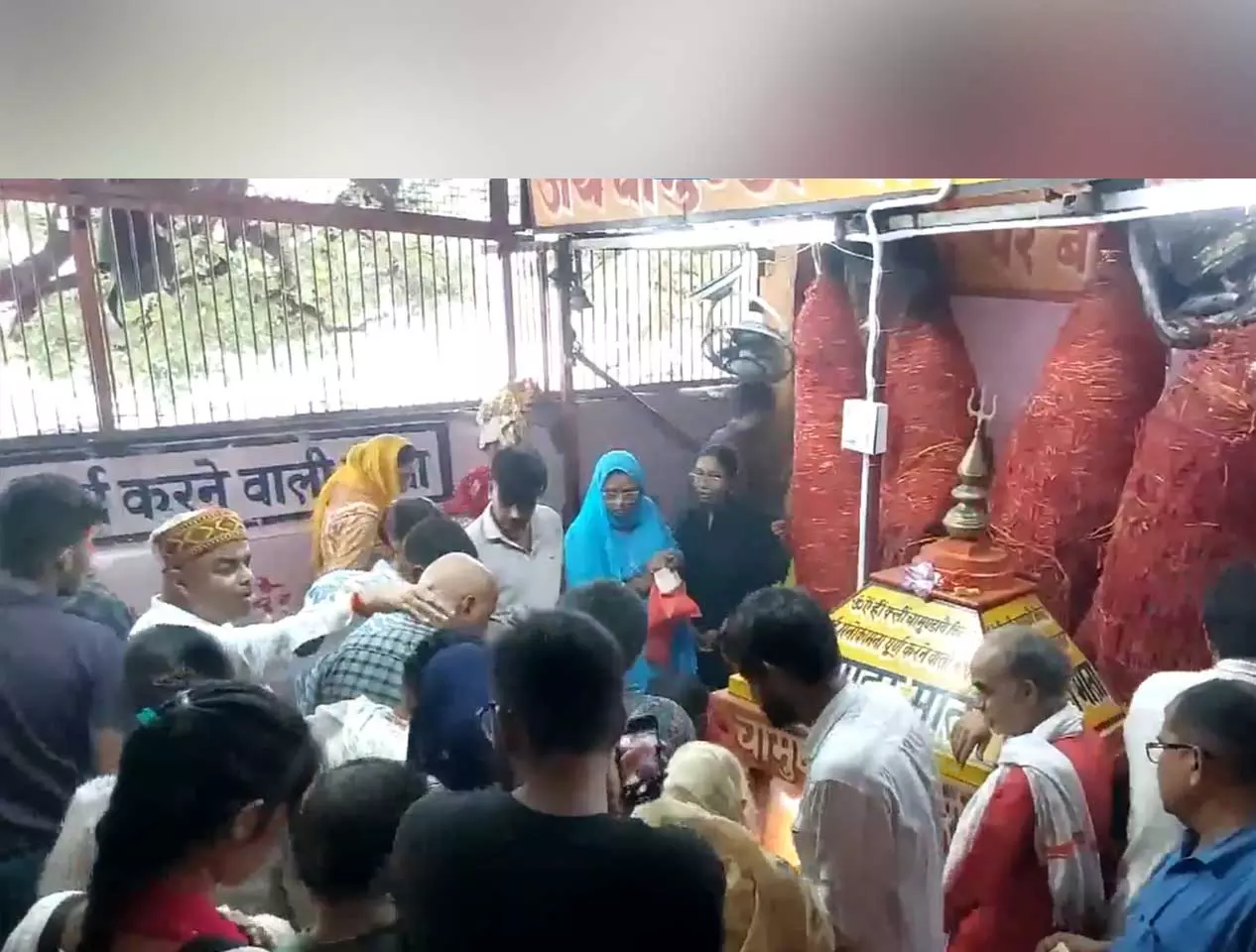 शारदीय नवरात्रि के पहले दिन श्रद्धालुओं ने हरिद्वार के मनसा देवी मंदिर में पूजा-अर्चना की शारदीय नवरात्रि के पहले दिन श्रद्धालुओं ने हरिद्वार के मनसा देवी मंदिर में पूजा-अर्चना की