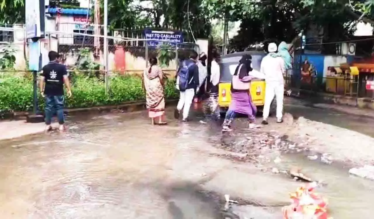 कोटी ENT अस्पताल में सीवेज रिसाव, स्वास्थ्य को गंभीर खतरा कोटी ENT अस्पताल में सीवेज रिसाव, स्वास्थ्य को गंभीर खतरा