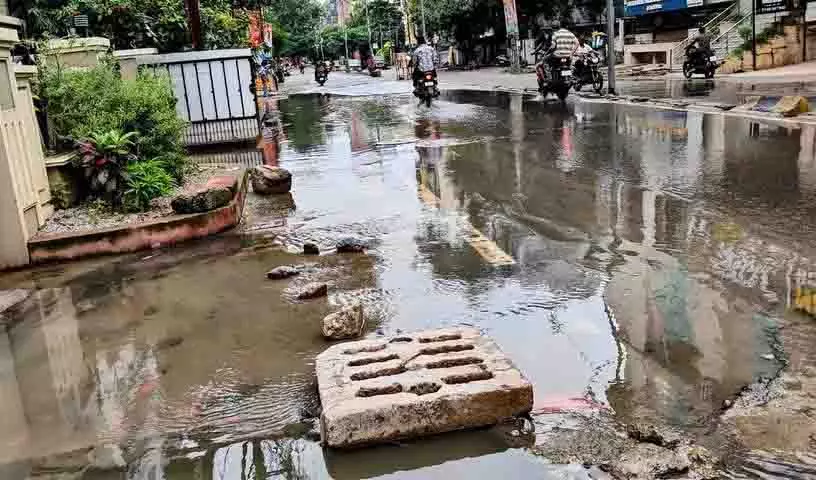 Hyderabad: सीवेज ओवरफ्लो से श्रीनगर कॉलोनी के निवासी परेशान Hyderabad: सीवेज ओवरफ्लो से श्रीनगर कॉलोनी के निवासी परेशान