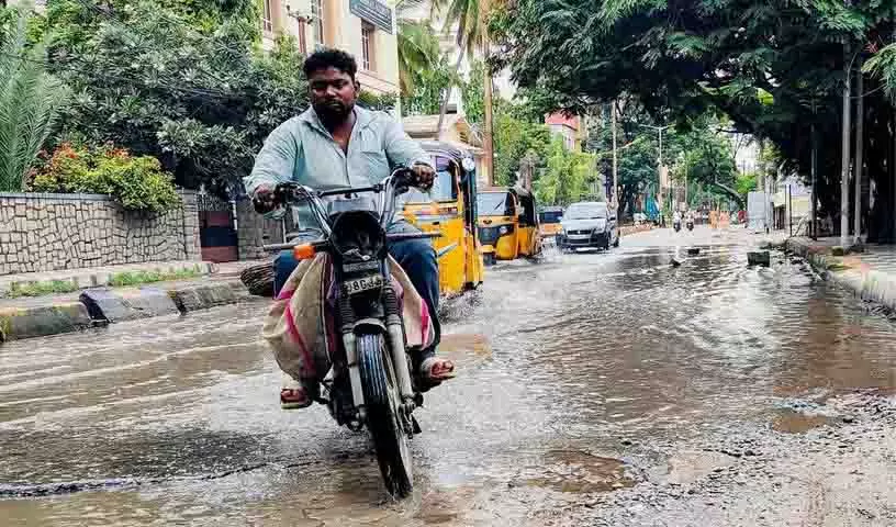 Hyderabad: सड़कें गड्ढों और सीवेज ओवरफ्लो से भरी हैं Hyderabad: सड़कें गड्ढों और सीवेज ओवरफ्लो से भरी हैं