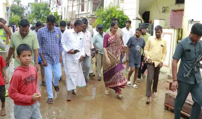 शहर में बाढ़ की समस्या सरकार की विफलता के कारण: विधायक Sabita Indra Reddy शहर में बाढ़ की समस्या सरकार की विफलता के कारण: विधायक Sabita Indra Reddy