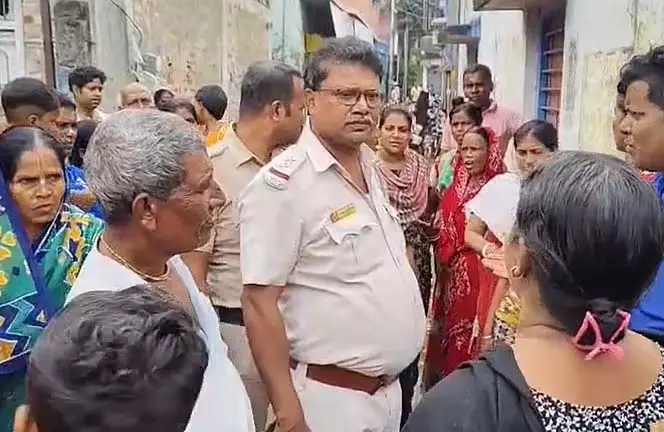 Didimani ने सहायिका का हाथ काटा, हावड़ा आंगनवाड़ी केंद्र में हुलुस्थुल Didimani ने सहायिका का हाथ काटा, हावड़ा आंगनवाड़ी केंद्र में हुलुस्थुल