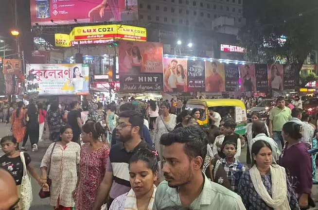 Mahalaya पर पिछले रविवार की पूजा बाज़ार की बिक्री पूरे सप्ताह के राजस्व से मेल खाती Mahalaya पर पिछले रविवार की पूजा बाज़ार की बिक्री पूरे सप्ताह के राजस्व से मेल खाती