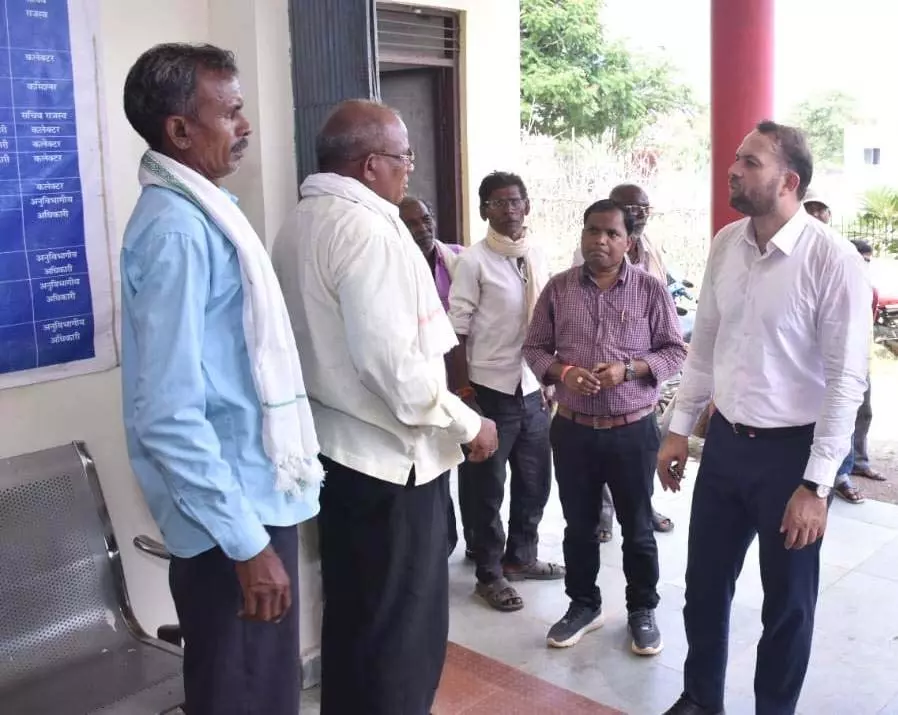 कलेक्टर ने छुरिया तहसील कार्यालय का किया निरीक्षण कलेक्टर ने छुरिया तहसील कार्यालय का किया निरीक्षण